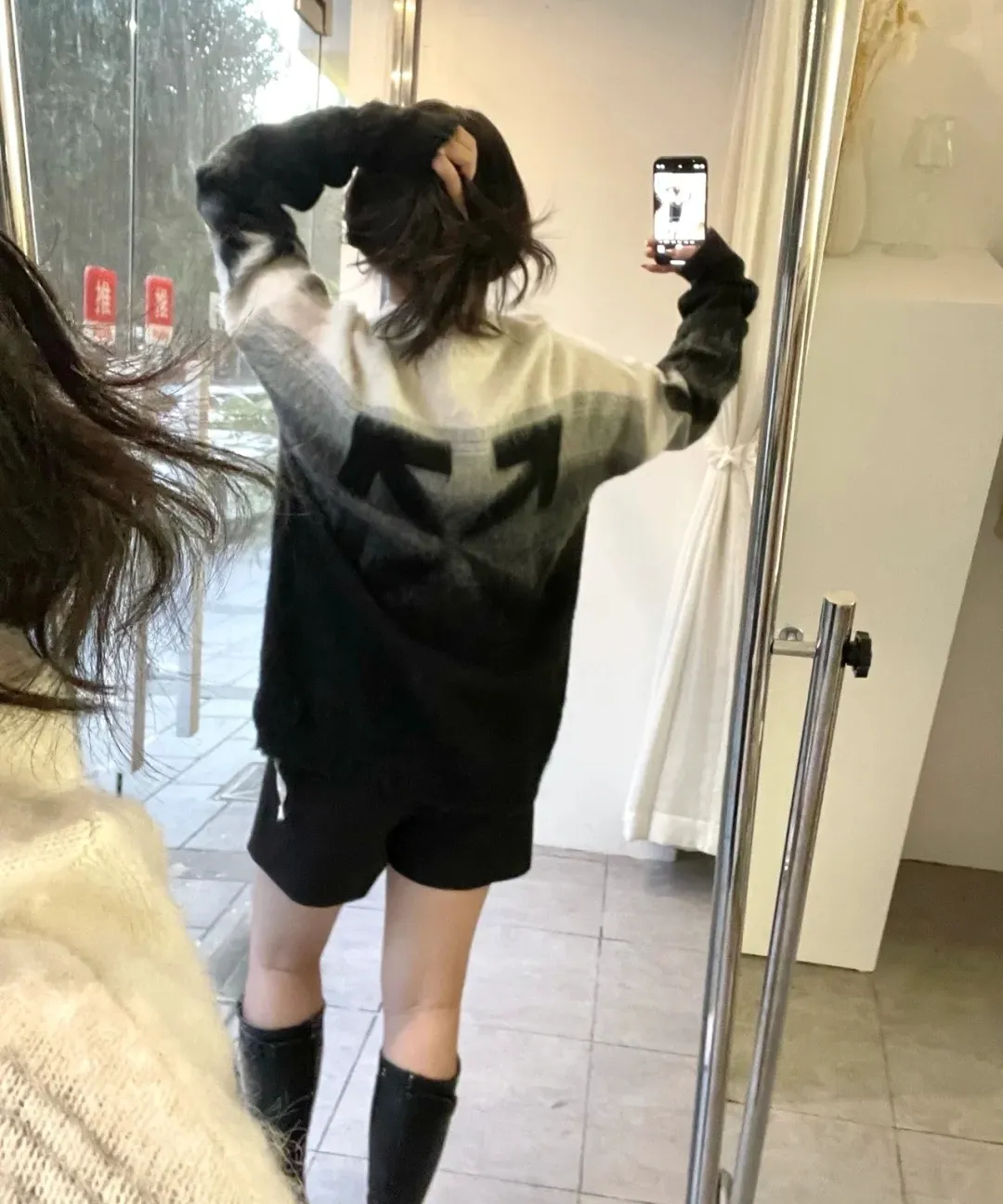 ♻️💯Reference model picture for the upper body❤️New top tested version OFFWHITE (OW) Gradient Mohair Striped Arrow Sweater Hoodie Gradient Rendering Arrow Couple Sweater Mohair sweater ow family will release every year🛒 The same style and ever-changing colors, really no girl does not love it, it is super suitable for wearing under a down jacket in winter, and will not be bloated! If the lower body is missing, their favorite os version🙋🏻‍♀️ intuitively adds natural softness and fairy beauty effect, which is the best choice! The upper body is lightweight and does not weigh down the body while keeping warm. The sleeves and the gradient arrow parts on the back are repeatedly patterned until the gradient level is satisfied before large-scale products are released. The craftsmanship is extremely demanding. Each sweater is woolen at least ten times to give it a plush, thick feel and good fluffiness! ✅ Fabric composition: 50% mohair 32 spandex 18% wool, three-level anti-pilling Color: black and white gradient Sizes Mohair is lighter and softer, so be careful not to machine wash it, not machine washable! ! emphasize! !  ⚠️Hand wash with warm water and cold water P:440
